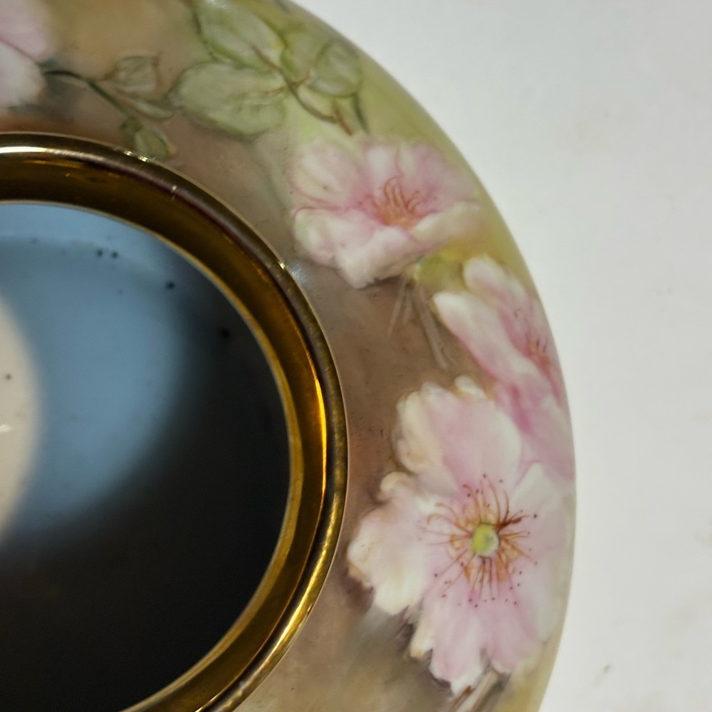 Hand painted Flat Floral Vase gold trim signed Linda Hart - Picture 6 of 11